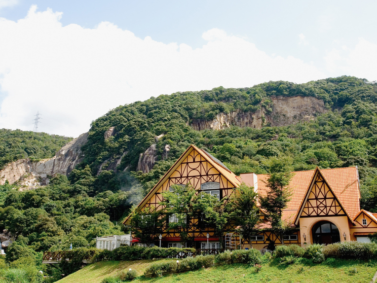 画像：レストランの外観。鳴滝の山の麓に居を構えている
