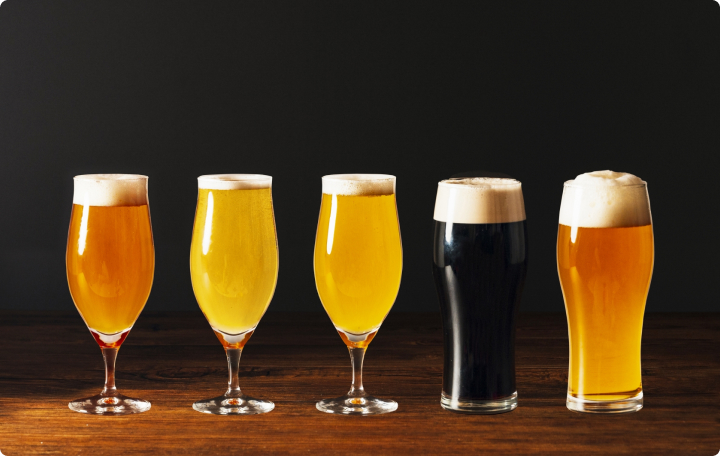 画像：並べられた様々な種類のビール