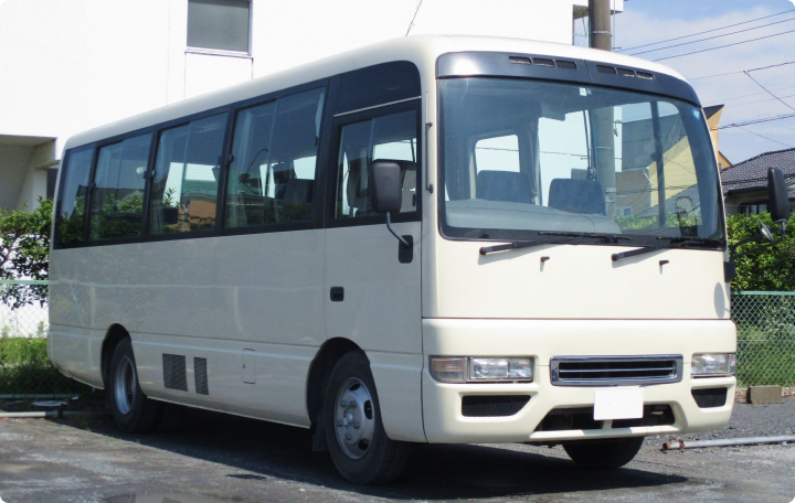 画像：店舗前に停車しているマイクロバス