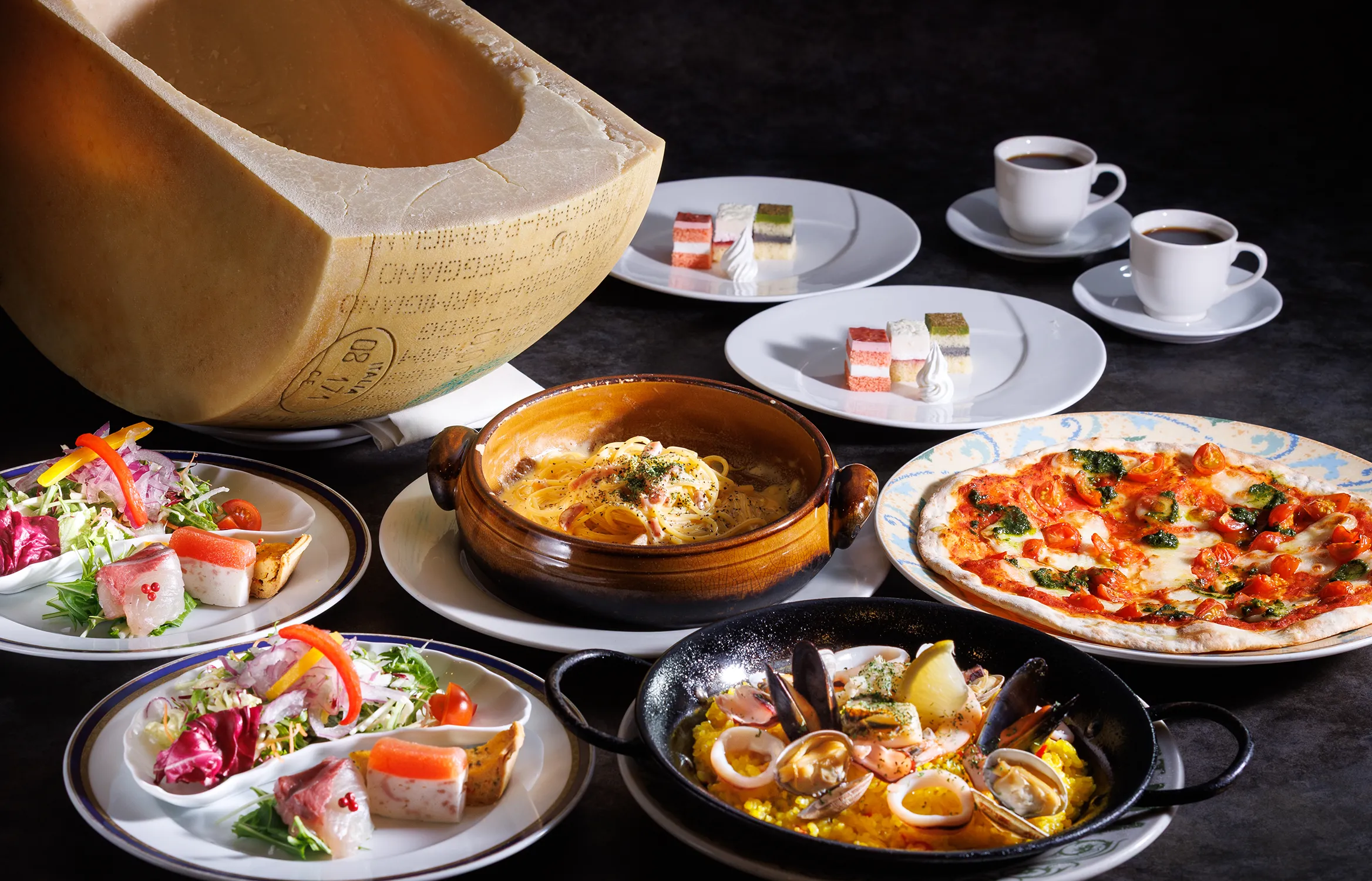 画像：多くの皿に載せられたさまざまな料理