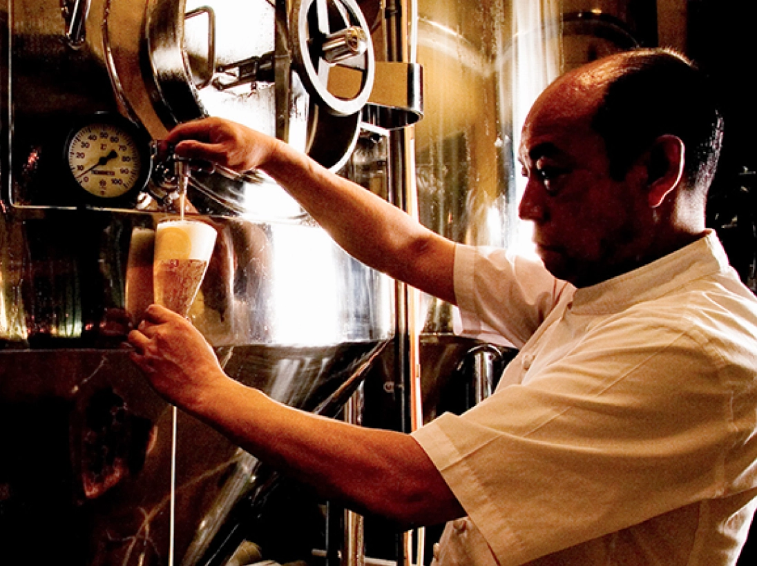 画像：貯酒タンクからビールを注ぐ職人