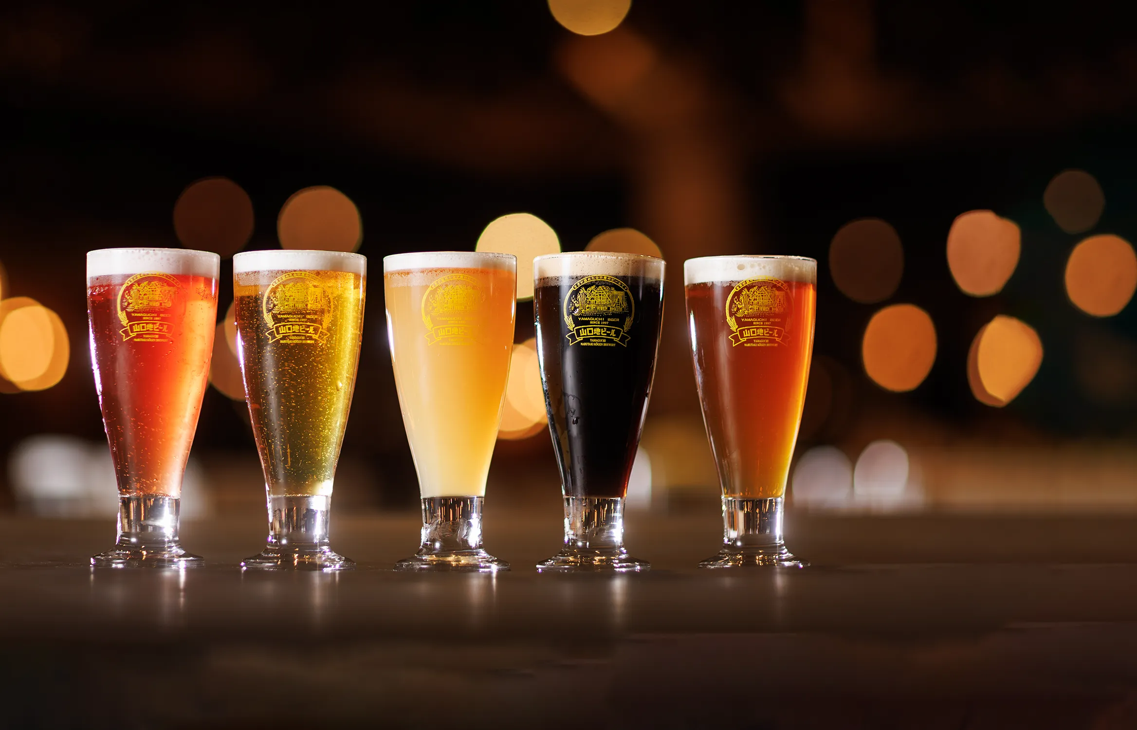 画像：多くの皿に載せられたさまざまな料理