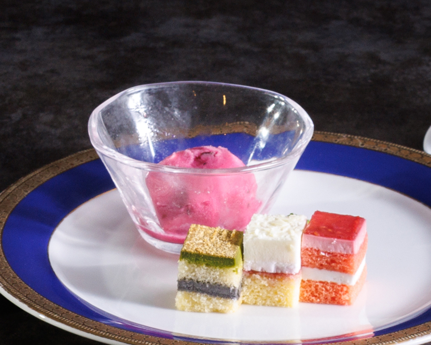 画像：画像：ガラスの器に入ったアイスクリームと３種のひとくちケーキがワンプレートに乗っている様子