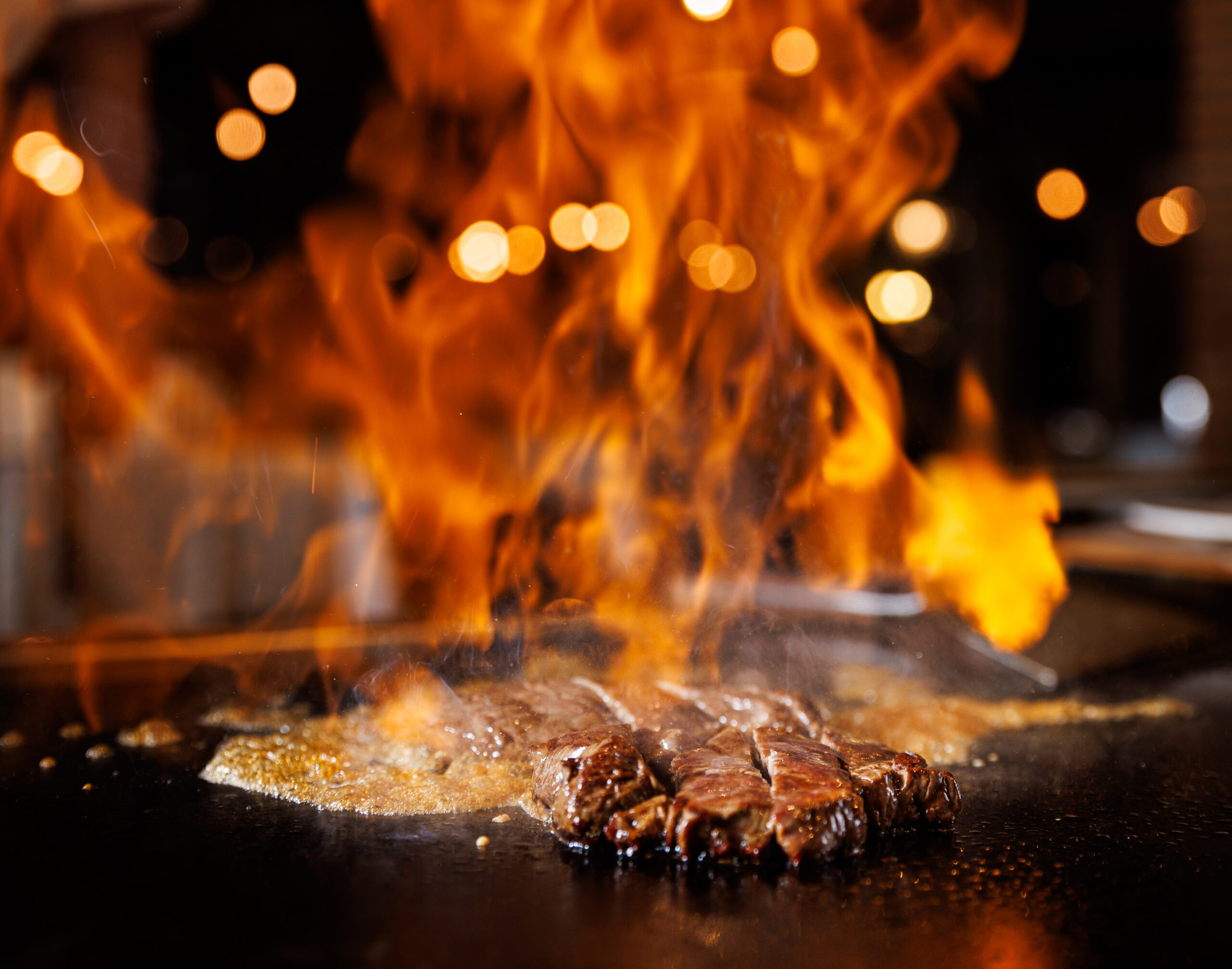 画像：画像：黒毛和牛ヒレ肉のフランベの様子